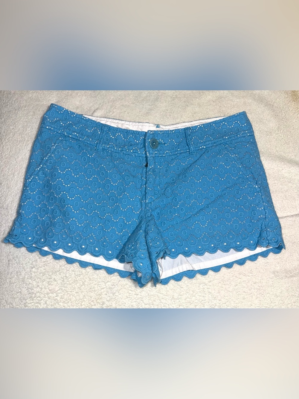 Lilly Pulitzer Walsh eyelet scalloped hem shorts in Flutter Blue, size 6